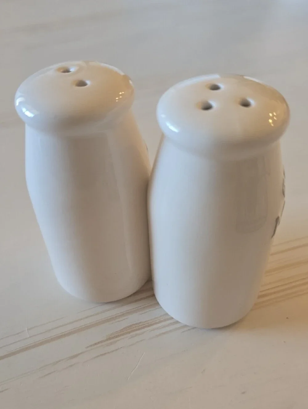 New Cracker Barrel Milk Bottle Salt and Pepper Shakers Set with Wire Basket